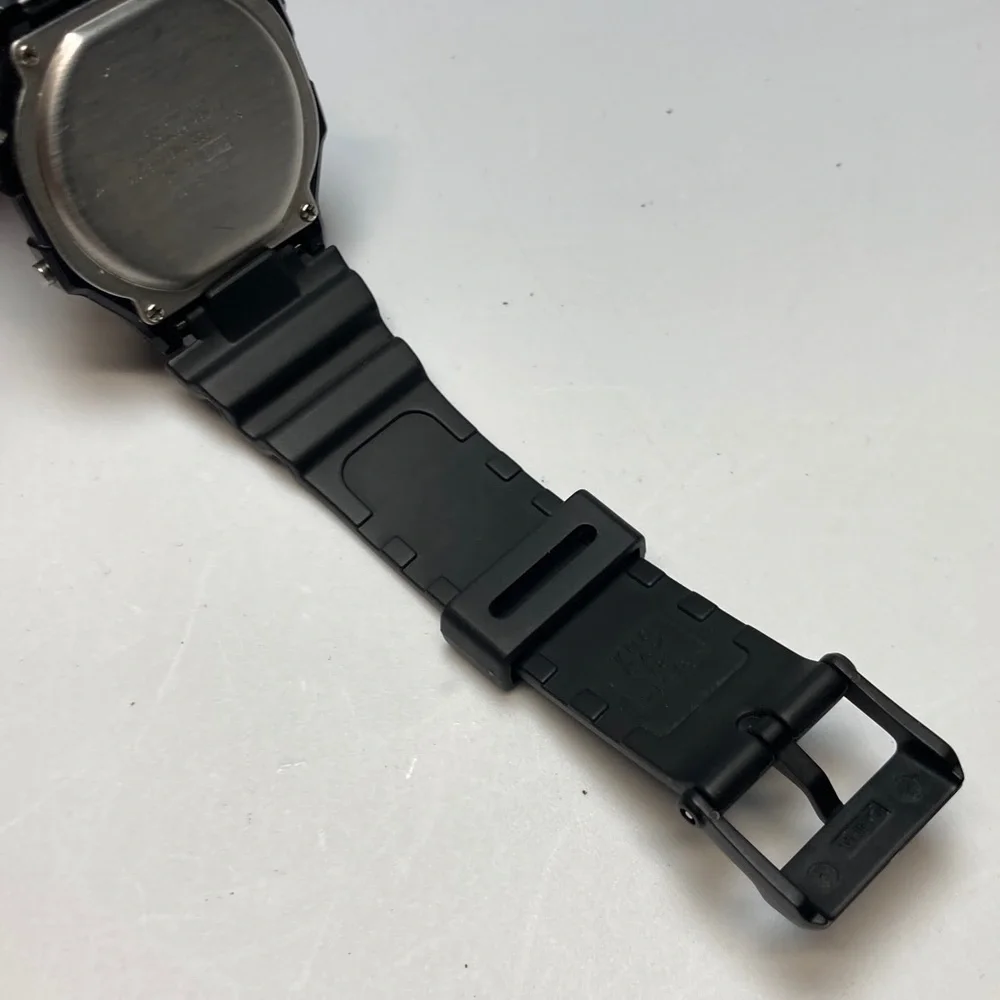 Casio vintage F-105 digital watch, working battery, light works, alarm, chrono